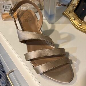 10W 10 WIDE WIDTH Naturalizer Taimi Champagne Strappy Kitten Heels Dress Sandals